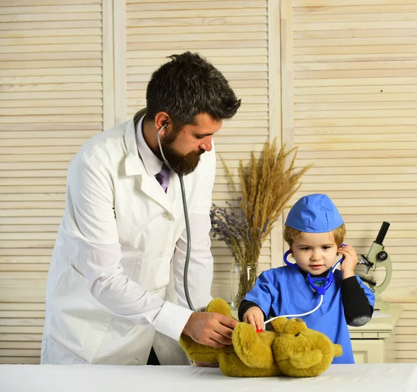 Apa és gyerek figyelmes arccal, orvososdit játszanak.. — Stock Fotó