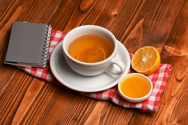 Teetasse mit Honig und kleinem Notizbuch macht gemütliche Komposition — Stockfoto