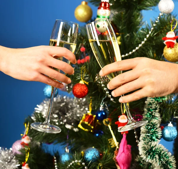 Kersttijd en proost concept. Man en vrouw met drank — Stockfoto