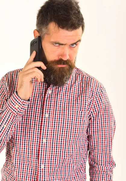 Guy en chemise à carreaux parle sur téléphone mobile. — Photo