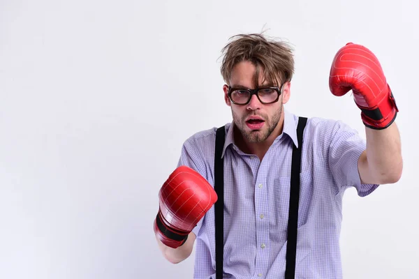 Hombre con cerdas y cara opaca usa guantes de boxeo —  Fotos de Stock