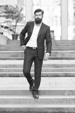 İş adamları. Başarıya giden yolda. Sokakta yürüyorum. Merdivenlerde sakallı, olgun bir hippi. İş merkezindeki sakallı adam. Kendine güveni tam vahşi bir adam caddede yürüyor. Resmi giyinmiş bir iş adamı.