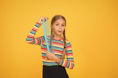 Önce şampuan saçı, sonra tarak. Küçük çocuk tarağı sarı arka planda tut. Saçını şampuanla yıka. Savaşmak saçı sağlıklı tutar. Kuru saç şampuanı. Çocuk şampuanı. Saç bakım rutini