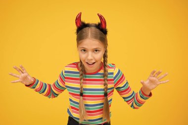 Partiye hazırlanıyorum. Küçük şeytan. Oyuncu iblis kız. İçindeki küçük şeytan. Kızsal öfke. Şirin ama tehlikeli. Cadılar Bayramı konsepti Kırmızı boynuzlu küçük sevimli çocuk. Karnaval için aksesuarlar