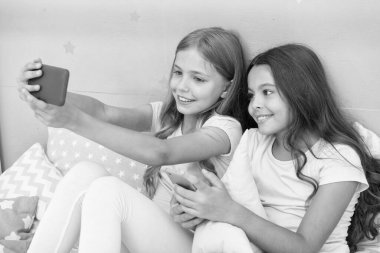 Benimle gülümse. Mutlu çocuklar selfie için gülümser. Küçük kızların güzel gülümsemeleri. Diş hekimliği. Diş sağlığı kliniği. Diş sağlığı. Diş hijyeni. Uyku zamanı rutini. Sadece gülümse. Mutlu hafta sonu