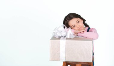 Kurdeleli boks ve küçük kız