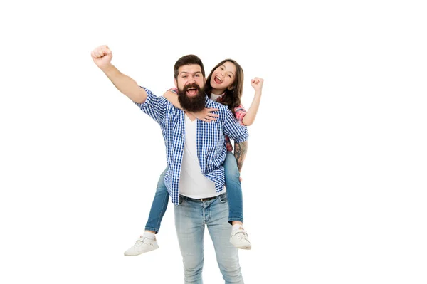 Jouer pour gagner. Heureux gagnants en studio photo. L'homme barbu et le petit enfant font des gestes gagnants. Famille émotionnelle crier et célébrer. Fête de la victoire. Les gagnants n'abandonnent jamais — Photo