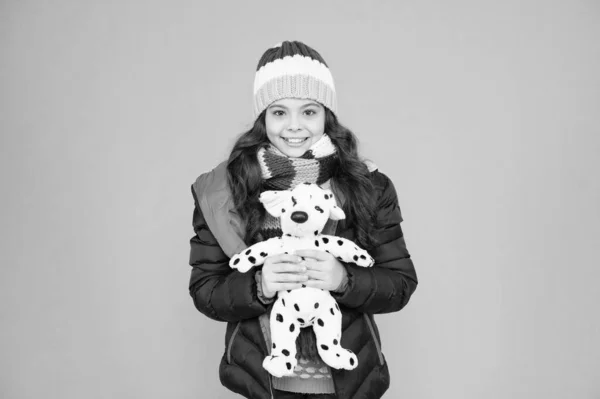 Su juguete favorito. Niño feliz mantenga suave juguete fondo azul. Niña sonrisa con perro de juguete. Tienda o tienda de juguetes para niños. Estilo invierno. Juego y juego. Diversión infantil — Foto de Stock