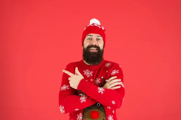 Festa del maglione di Natale. Vestito invernale. Buone vibrazioni. Negozio di moda. Lista dei desideri invernali. Hipster uomo barbuto indossare maglione invernale e cappello sfondo rosso. Felice anno nuovo concetto. Partecipa festa — Foto Stock