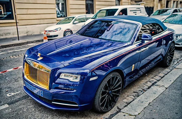 Роскошный суперкар катит Ройс Роллс-Ройс призрак голубого и золотого цвета, припаркованный на улице в Париже. Rolls royce rolls-royce знаменитый дорогой автомобиль марки — стоковое фото