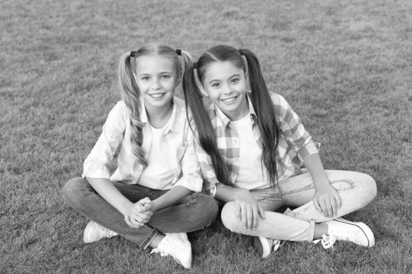 Una vida feliz. Felices amigos sonrientes. Diviértete. Niños felices relajándose al aire libre. Amigos alegres. Hermandad y amistad. Colegialas alegres en un día soleado. Chica ponytails peinado disfrutar de vacaciones de verano —  Fotos de Stock