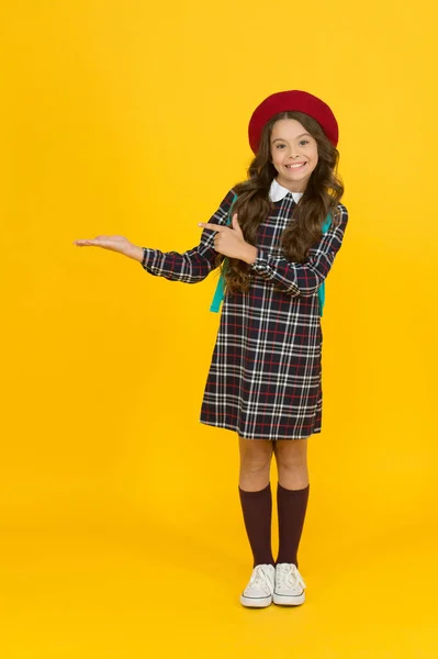 Okul üniformalı mutlu çocuk parmak işareti, reklam — Stok fotoğraf