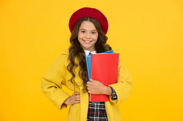 Estudante diligente. menina retro usar uniforme e boina parisiense. moda da escola infantil. criança alegre pronta para o ano letivo. educação. infância feliz. cadernos de aprendizagem na aula. voltar para a escola — Fotografia de Stock