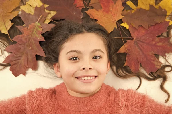 Levelek a hajában. Csodálatos ősz. A kis juharfa frizurában távozik. Kislány mosoly őszi levelek. Ünnepeljük az őszt. Természetes szépség. Boldog őszi szezont. Szezonális változás. A sampon fogalma — Stock Fotó