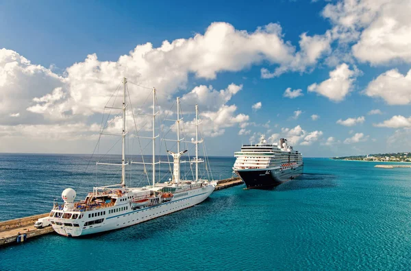 Philipsburg, sint maarten - 12 DEC 2015: Grandes navios de cruzeiro de luxo na água do mar e céu nublado. Os navios de passageiros estão na doca marítima. viagem e férias no verão. navio de cruzeiro grande e forro. — Fotografia de Stock