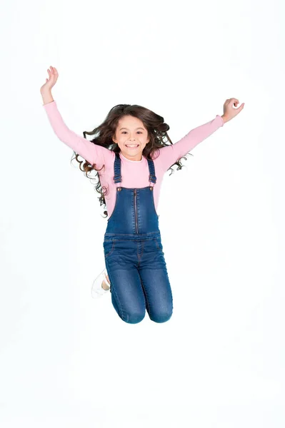 Kot pantolonlu mutlu çocuk atlayış, moda — Stok fotoğraf