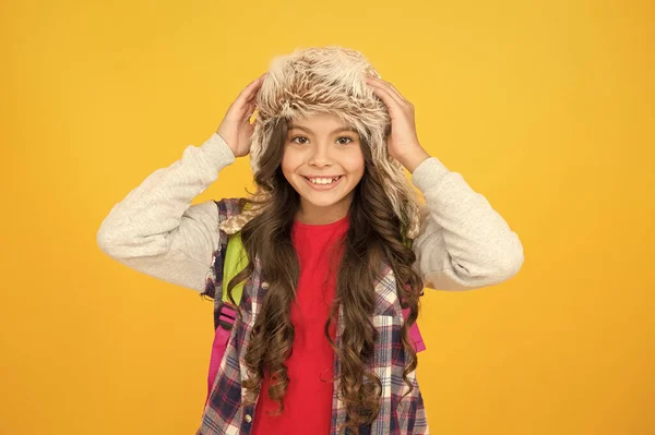 겨울 시즌 컨셉이야. 북부 지역 패션입니다. 부드러운 모피 액세서리. 추운 날씨를 위한 따뜻 한 모자. 여자 애는 모자를 쓰고 귀에 플랩을 달아. 여기서 멈춰요. 에스키모 인 재미있는 여학생이 모자를 쓰려고 하면 부드럽기가 좋다 — 스톡 사진