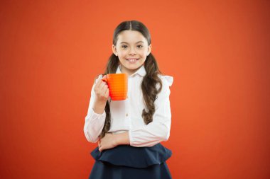 Kupalı liseli kız çay molası veriyor. Rahatla ve şarj ol. Su dengesi. Dersten önce çayın tadını çıkarıyorum. Yeterince su iç. İlham verici bir içki. Kız kakao ya da çay içer. Beyin için kalori yakıtı