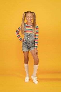 Neşeli bebek. Ucunun kırılmasını engelle. Tedavi saç kırığı. Kırık saçlar için güzellik ilacı. Kırık uçlardan kurtul. Şirin, gülümseyen, uzun saçlı, at kuyruklu bir kız. Tedaviyi böl