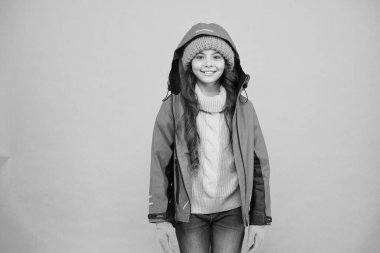 Kayak merkezi konsepti. Kış koleksiyonu. Çocuk şapka ve ceket giyiyor. Aktif boş zaman. Sportif tarzda. Tatlı kız kış sezonunun tadını çıkarıyor. Küçük çocuk örgü şapka takıyor. Kış tatili Koruyucu kıyafetler.