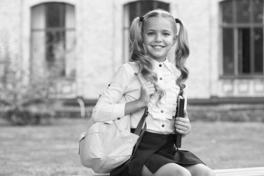 İlham veren eğitim. Mutlu kız okula geri döndü. Eğitim ve öğrenim. İlköğretim zorunluluğu. Evde eğitim ve eğitim. Özel ders. Öğrenim farklılıklarıyla öğrencileri eğitmek