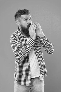 Berber dükkanımıza gel. Hippi müşterileri berbere davet eder. Sıradan görünümlü sakallı adam. Berber dükkanı. Berber dükkanı. Saç kesimi ve tıraş. Erkek kuaför salonu. Berber dükkanı erkek kimliğinin şekillenmesine yardımcı oluyor