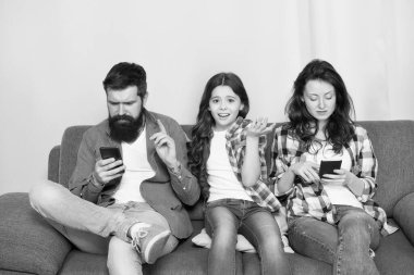 Akıllı telefon ilişkileri mahvediyor. Mutsuz çocuk telefon bağımlısı ebeveynlerden şikayetçi. Ebeveynler ve çocuk ilişkileri. Aile ilişkileri ve sorunları. İlişkiler ve ilişkiler. Aile değerleri