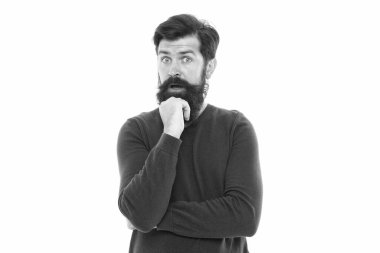 Sakallı adam düşünüyor. İyi bir karar için zaman gerekir. Düşüncelere daldım. Bilişsel süreç. Entellektüel çalışma. Saç stili ve sakallı bir adam karar veriyor. İş adamı konsepti. Çekici, olgun bir adam.