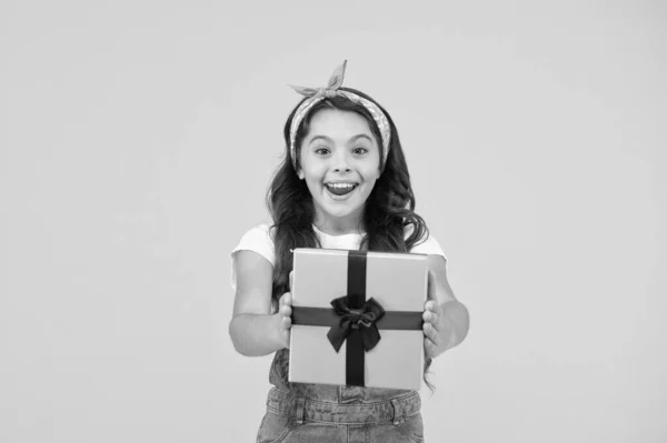Αυτό είναι για σένα. Γιορτάστε τα γενέθλια. Παιδικό δώρο γενεθλίων. Επιπλέον μπόνους. Ευγνώμων για το καλό δώρο. Έκπληξη και δώρο κουτί. Το παιδί χαμογελά χαρούμενο κουτί δώρου. Παιδί κορίτσι χάρηκε δώρο. Ημέρα των παιδιών — Φωτογραφία Αρχείου
