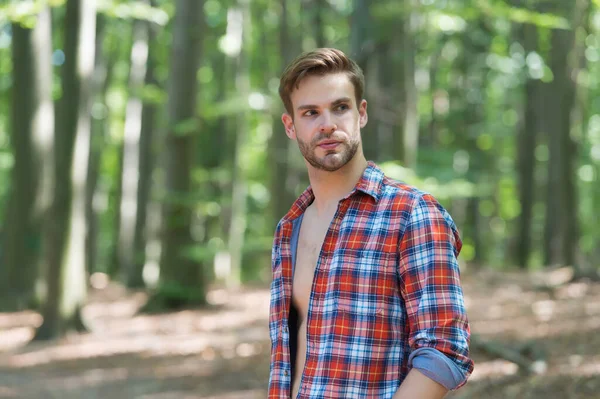 Bonito cara com cara raspada cabelo desgaste camisa xadrez aberto no verão natureza, casual — Fotografia de Stock