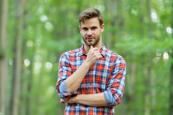 Sakallı, ekose gömlekli, sakallı ve sakallı bir adam.