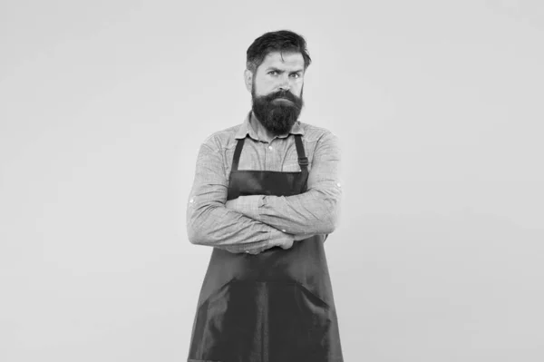 Cocina comercial. Empresario en su aspecto moderno. chef barbudo o camarero con delantal rojo. camarero o camarero brutal. Peluquero con delantal y barba larga. guapo confiado chico maestro — Foto de Stock