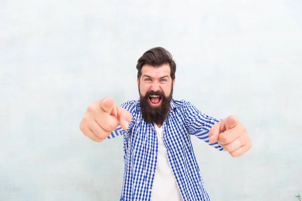 Glücklicher bärtiger Mann mit stylischem Barthaar in lässigem Stil, der mit den Fingern zeigt, Geste, Werbung — Stockfoto
