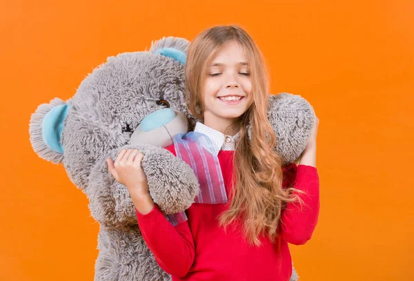 Criança sorriso com brinquedo macio cinza — Fotografia de Stock