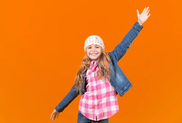 Modelo de niño en chaqueta vaquera, sombrero sonrisa y pose — Foto de Stock