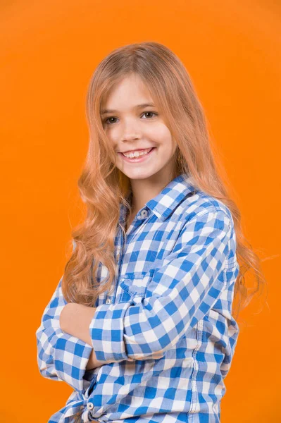 Kind mit blonden langen Haaren im blau karierten Hemd lächelt — Stockfoto