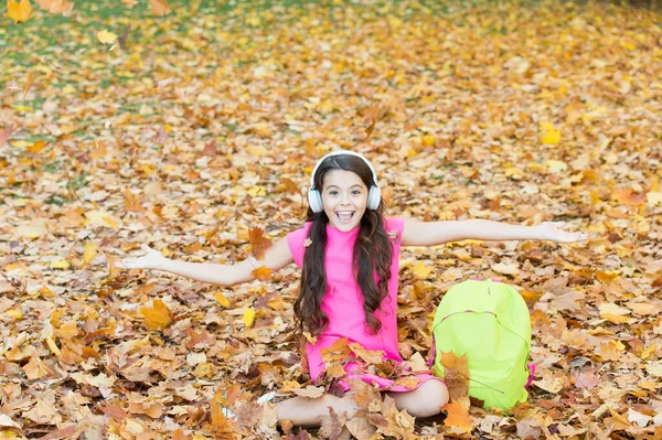 Boldog gyermekkor a gyerek fülhallgató iskolatáska, ősz — Stock Fotó