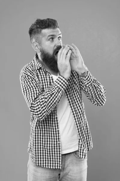 Berber dükkanımıza gel. Hippi müşterileri berbere davet eder. Sıradan görünümlü sakallı adam. Berber dükkanı. Berber dükkanı. Saç kesimi ve tıraş. Erkek kuaför salonu. Berber dükkanı erkek kimliğinin şekillenmesine yardımcı oluyor