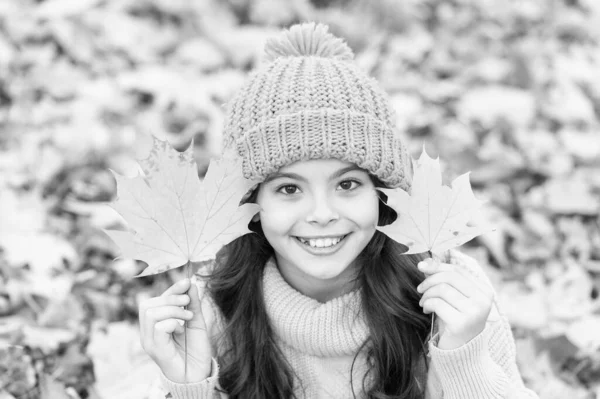 今年の秋を暖かく保ちなさい。屋外の子供。気をつけてリラックスしてください。秋のスキンケアルーチン。子供は暖かいニット帽を着用する。暖かいウールのアクセサリー。秋の自然をリラックスした女の子。素敵な季節 — ストック写真