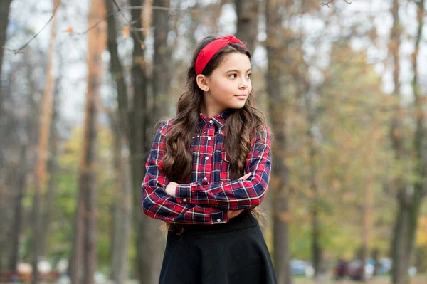 Tan hermosa. niño disfrutar del clima otoñal. chica retro tiene su propio estilo. poca belleza que parece de moda. chica en uniforme escolar. niño caminar en el parque de otoño. El otoño es tiempo de caminar. moda escolar para niños —  Fotos de Stock