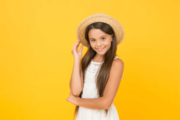 Tener vacaciones divertidas de verano. Tour tropical. Tour de verano. Concepto de ocio y entretenimiento. Viaje de verano. Humor de vacaciones. Venta y descuento. Mercancías para niños. Adorable niña con sombrero elegante —  Fotos de Stock