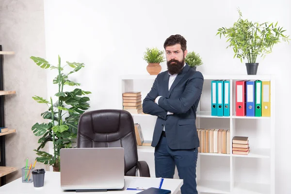 Hombre guapo oficina trabajador formal estilo ropa volver al lugar de trabajo — Foto de Stock