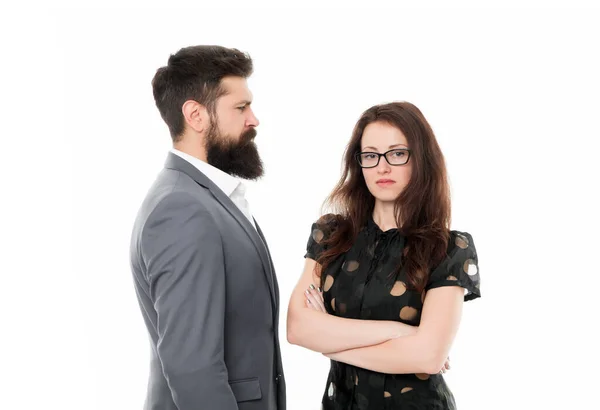 Nada personal, sólo negocios. Pareja colegas hombre con barba y mujer bonita sobre fondo blanco. Liderazgo de socios comerciales y equilibrio de cooperación. Trabajo de oficina y negocios. Concepto empresarial — Foto de Stock