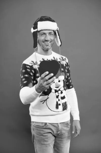 Sevgiyi paylaş. Ziyafete katıl. Noel konsepti. Kazaklı mutlu adam kışı kutluyor. Kış indirimi. Noel havasına dalıyorum. Yakışıklı adam kışlık kazak giyiyor. Yeni yılı kutlayalım. Komik stil — Stok fotoğraf