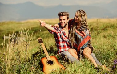 Eğleniyorduk. Yaz yürüyüşü. Nefes kesici duygular. Romantizm yürüyüşü. Mutlu kucaklaşmalar, doğa geçmişi. Romantik yürüyüş. Aile yürüyüşü. Dağlarda gitar çalan erkek arkadaş ve kız arkadaş