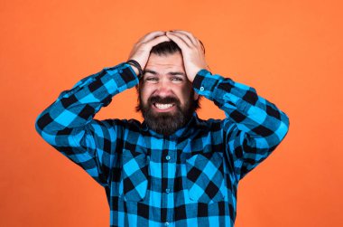 Benim için çok acı verici. Kareli gömlekli acı çeken bir adam. Adamın turuncu arka planda başı ağrıyor. Vahşi sakallı hippi acı hisseder. Bıyıklı, olgun bir adam. İnsan duygularını ifade etmek