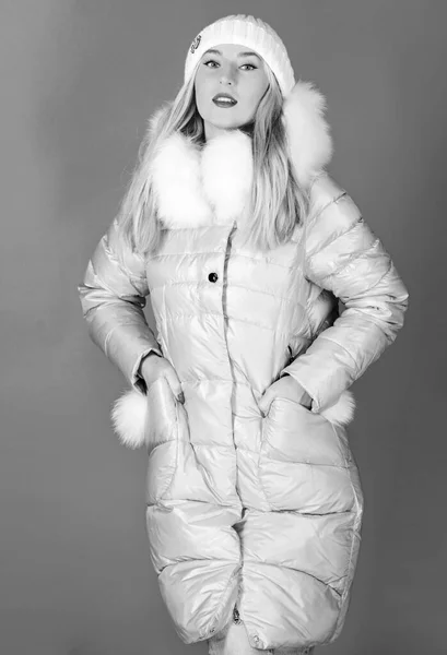 Winterkleidung. Mädchen tragen Winterjacke blauen Hintergrund. Winterzeit. Weiches Fell. Stylecode mit Eleganz. Frau trägt Daunenjacke mit pelziger Kapuze. Für diejenigen, die modern bleiben wollen. Modetrend — Stockfoto