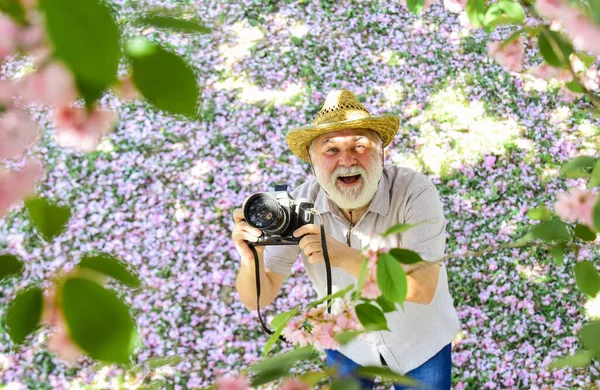 Grandfather photographer. Education for elderly. Power behind picture. Vintage camera. Retro camera. Old happy man. Retirement Hobbies. Senior man holding professional camera. Photography courses — Stock Photo, Image