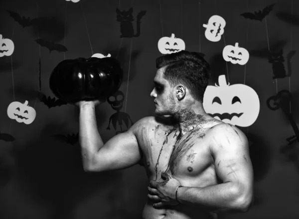 Halloween y concepto de fiesta. Hombre con cara seria — Foto de Stock