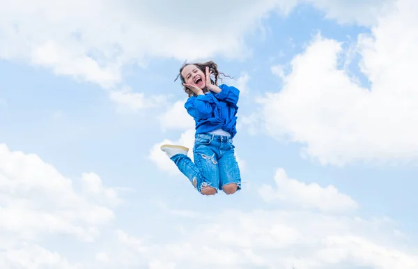 Feliz dia das crianças. Liberta a tua imaginação. criança beleza e moda. criança salto em estilo casual. Criança pulando no fundo do céu. conceito de férias de verão. felicidade infantil. Ela tem um grande estilo — Fotografia de Stock